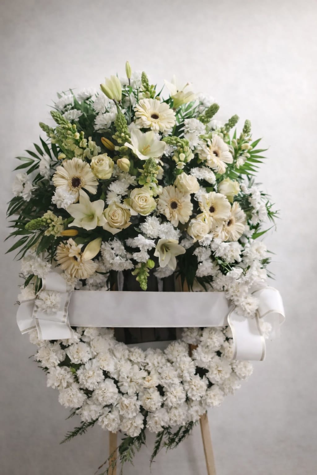 Corona fúnebre blanca